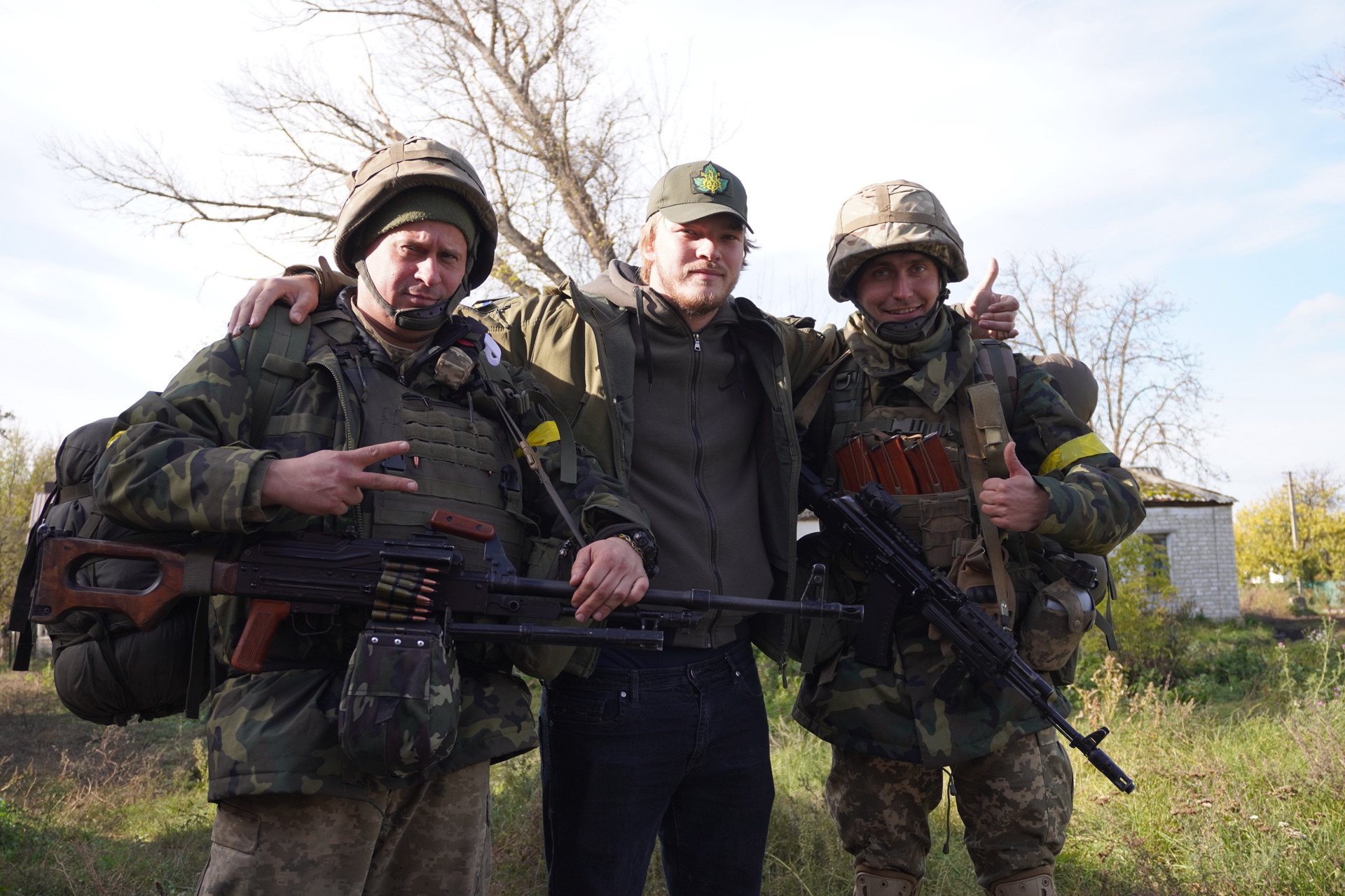 Emanuel with two Ukrainian soldiers near Pershotravneve, October 2022
